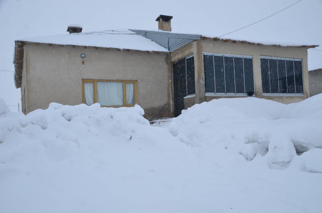 Hakkari ve Yüksekova’da kar 2 metreyi aştı. Tek katlı evler ve ahırlar kara gömüldü 14